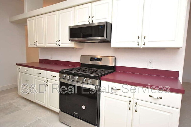 Foto del edificio - 2235 Silver Re Dr