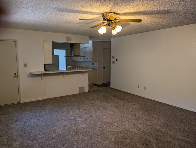 Building Photo - 1/2 OFF FIRST MONTH'S RENT IN THIS PRESCOT...