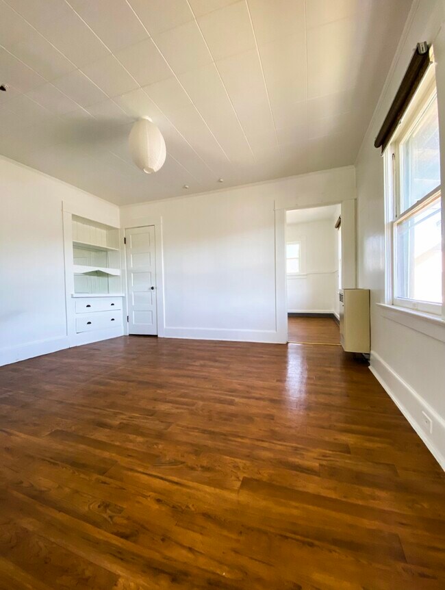 Foto del edificio - 2633 Jeffries Ave