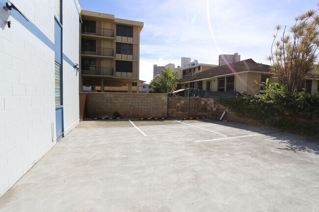 Building Photo - Moiliili - Date St - 3 Bdrm/1.5 Bath/1 Com...