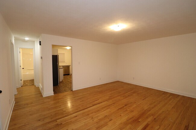 Building Photo - 517 Maple St