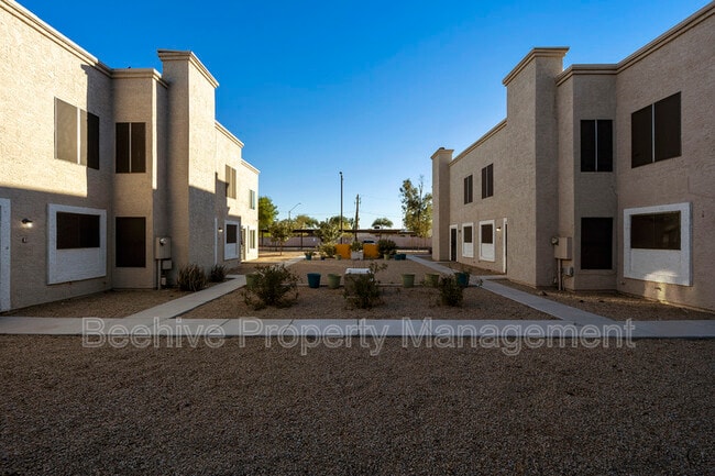 Foto del edificio - 2732 E Culver St