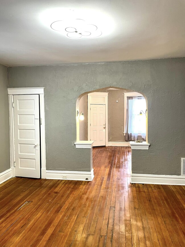 Bedroom - 3867 Ashland Ave