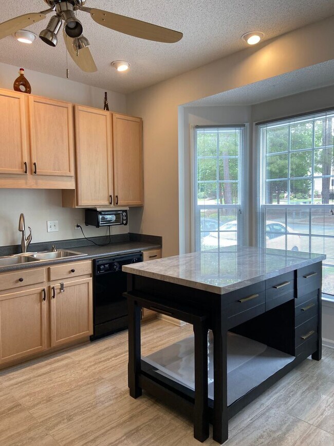 Building Photo - Renovated 3 bed, 2.5 bath townhome in Hope...