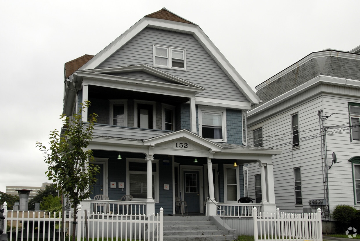 Building Photo - 152 Oak St