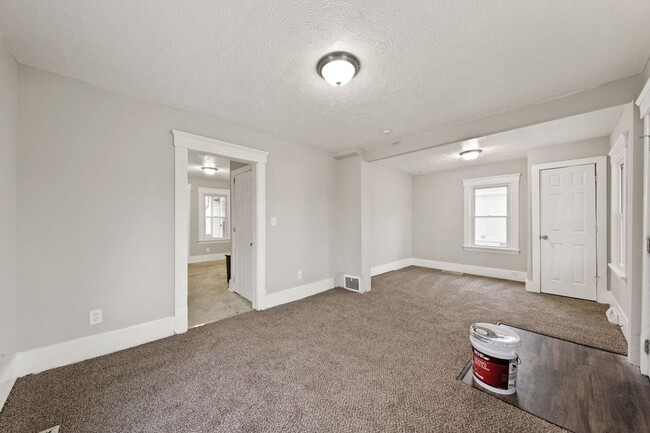 Building Photo - Newly Renovated 3bd/2 bath in Central Lora...