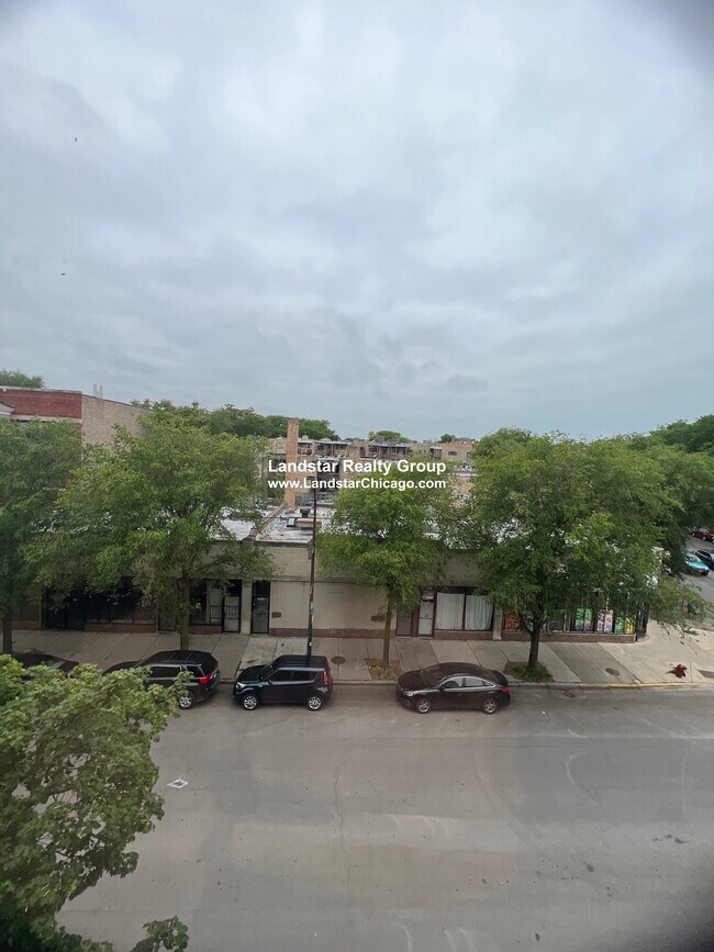 Foto del edificio - 7645 N Rogers Ave