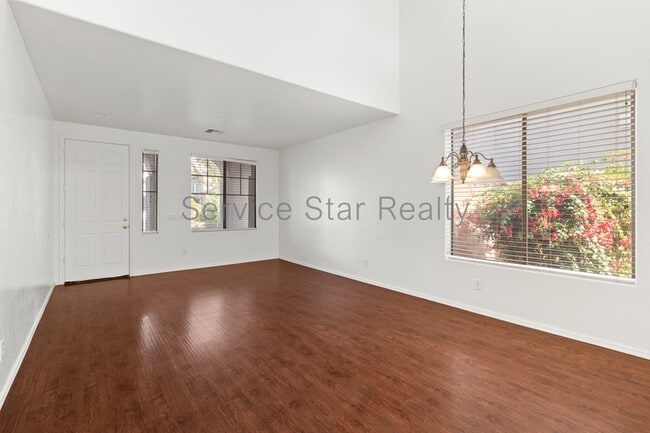 Building Photo - 1551 E Nightingale Ln