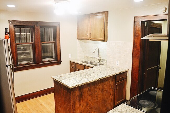 Building Photo - Newly remodeled East Side 2br upper