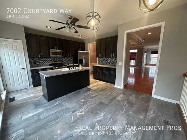 Foto del edificio - 7002 Courtyard Way