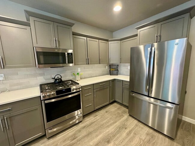 Building Photo - Fully Furnished 3 Bed/2 Bathroom Home-2042...