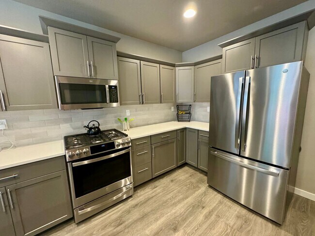 Foto del edificio - Fully Furnished 3 Bed/2 Bathroom Home-2042...