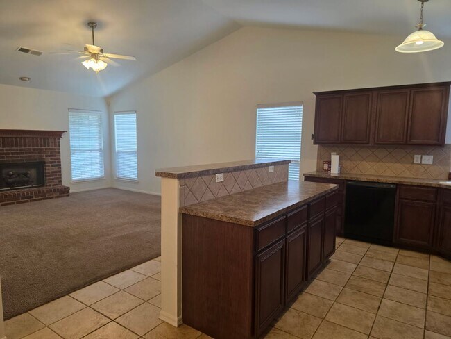 Foto del edificio - Come make this lovely 4 bedroom 2 bath, 2+...