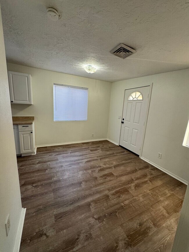 Foto del edificio - West Roseburg 2 Bedroom home with fenced yard