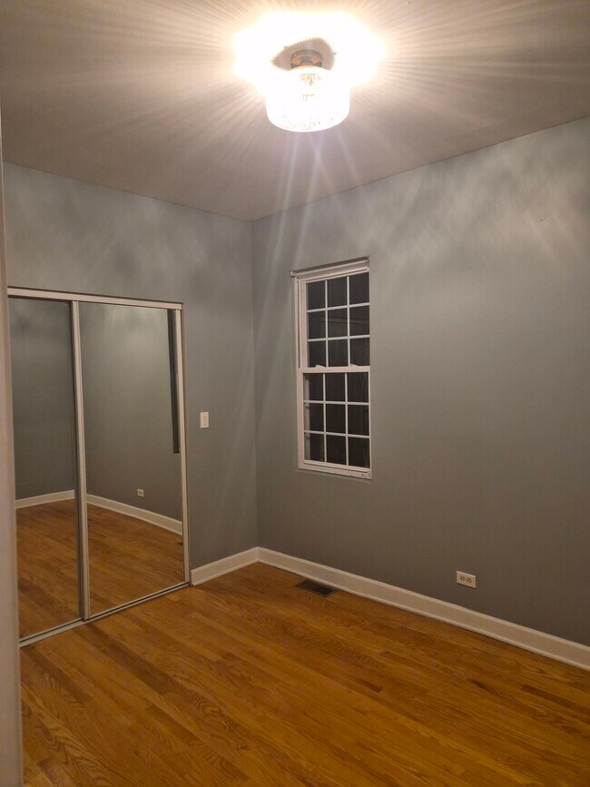 Foto del edificio - 1957 W Race Ave