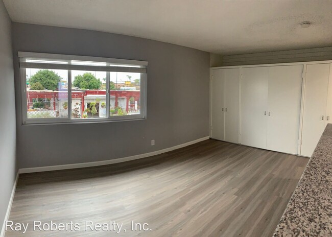 Building Photo - 360 N Tustin St