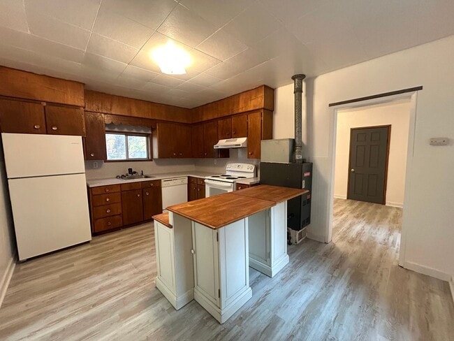 Building Photo - Cottage Style 1 Bed Home with a Large Yard...