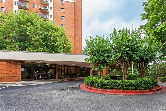 Building Photo - 300 Johnson Ferry Rd