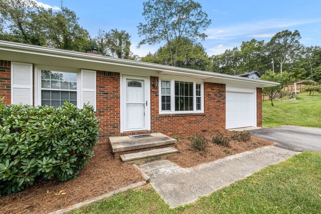 Building Photo - East Asheville 3-Bedroom Ranch with Garage...