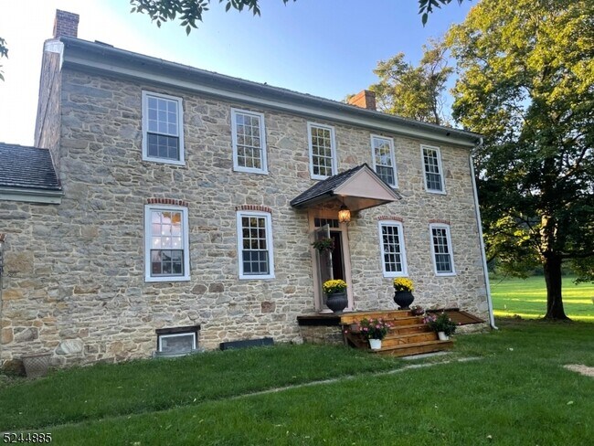 Building Photo - 355 Montana Rd