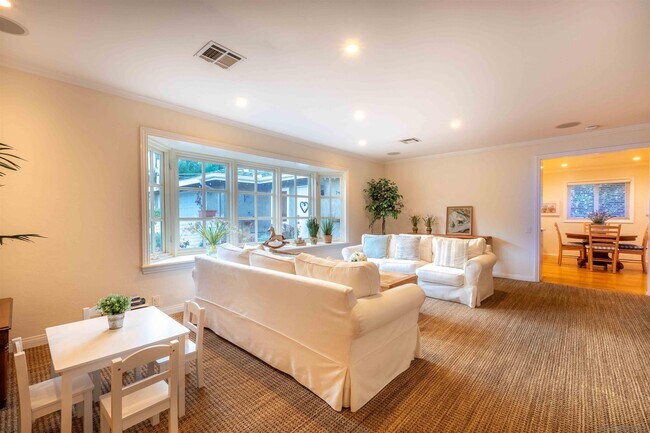 Building Photo - 6275 La Jolla Scenic S Dr