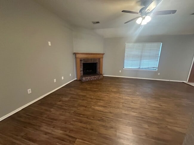 Building Photo - Spacious 4 bd, 2 bath - Converted garage f...