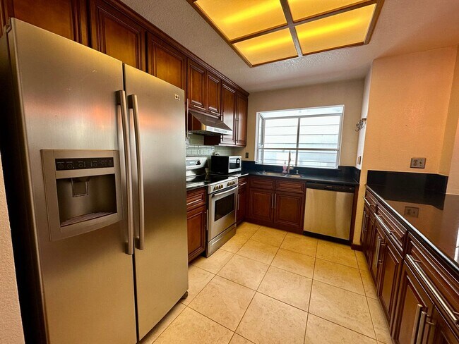 Building Photo - NEWARK GEM! 2 Bedroom 2 bath !