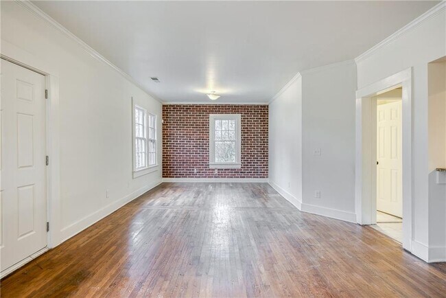 Building Photo - 651 Moreland Dr SE