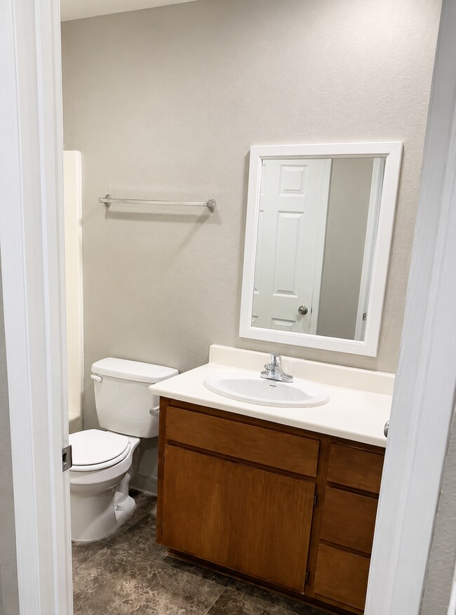 Building Photo - 2 Bed/ 1 Bath l Enclosed Backyard, Garage, In Unit W/D hookups
