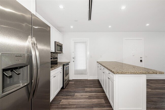 Building Photo - 6910 Bay Dr