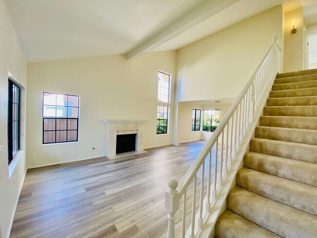 Building Photo - Bright and Sunny 4 Bedroom in Carmel Valle...