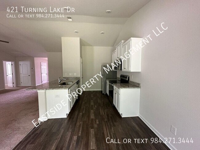 Foto del edificio - 421 Turning Lk Dr