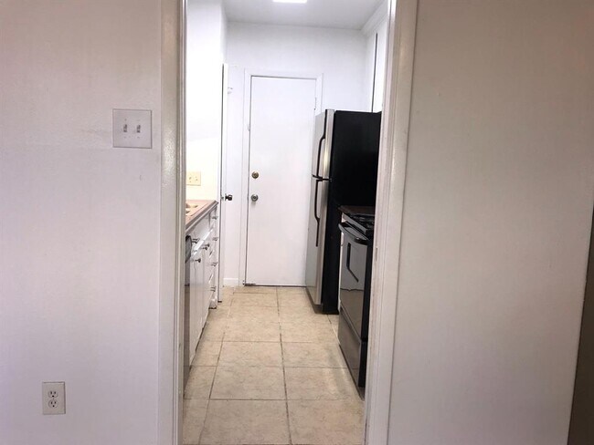 Building Photo - 2824 Briarhurst Dr