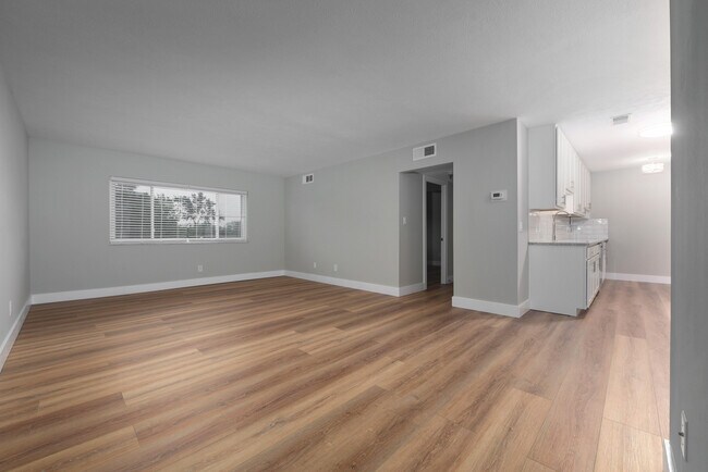 Large Living Room - 20333 Detroit Rd