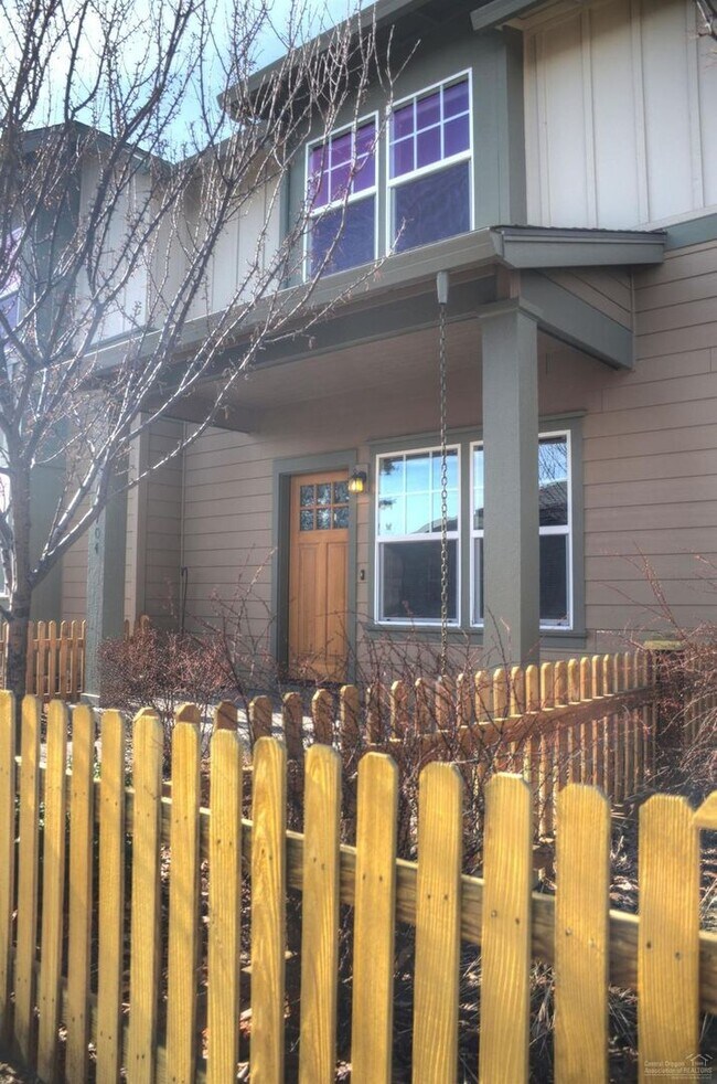 Foto del edificio - Darling Townhouse in Southeast Bend!