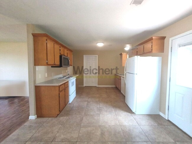 Building Photo - 3Bed/2Bath w/ fenced backyard