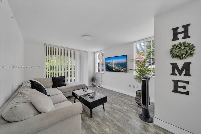 Foto del edificio - 2113 Renaissance Blvd