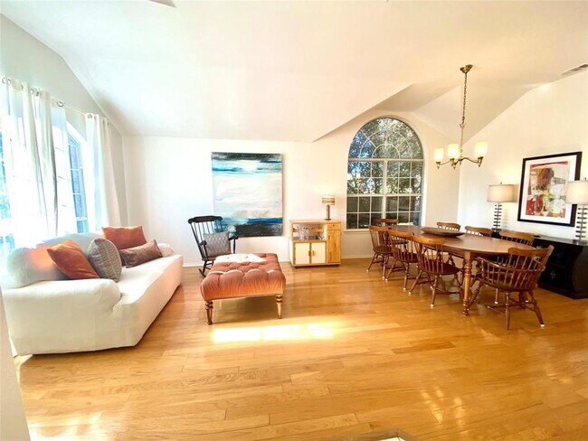 Foto del edificio - 2801 Crater Lake Ln