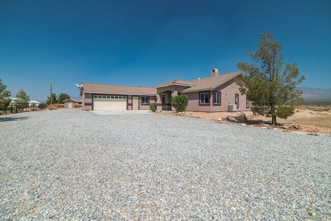 Building Photo - 410 E Bluebird Ave