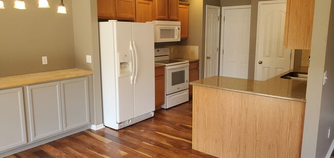 Building Photo - 3 bd, 2 ba house, E Columbia, quick access to I-70, plank flooring and carpet, fenced/shed