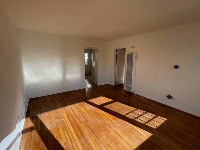 Building Photo - 2410 Penmar Ave