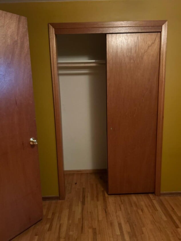 Armario del dormitorio - 1407 E Spokane Ave