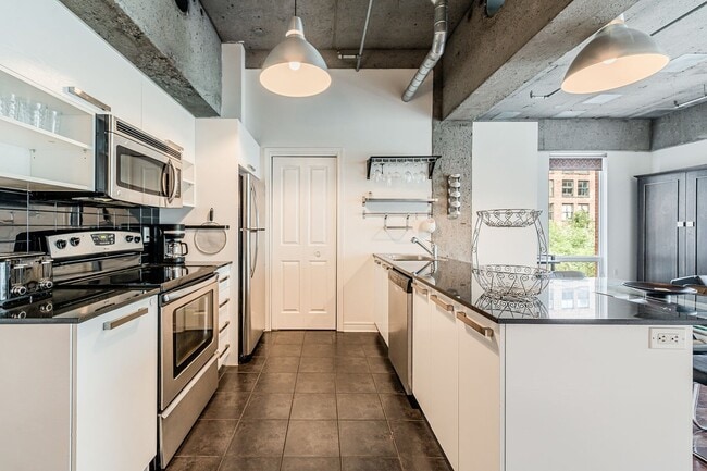 Building Photo - 1200 Rue St-Alexandre