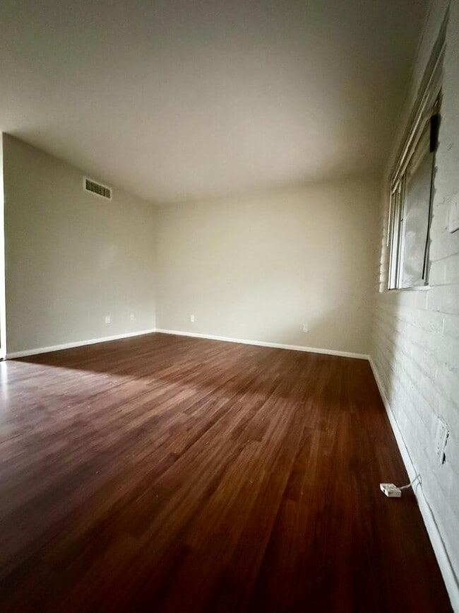 Foto del edificio - 825 E 5th St