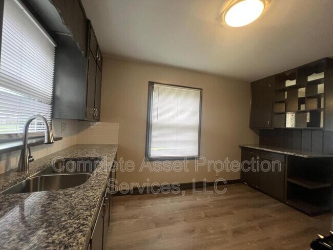 Building Photo - 417 Belden St