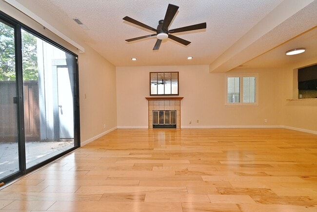 Building Photo - $3,625 / 3BR - GORGEOUS TOWNHOME IN CENTRAL NEWARK
