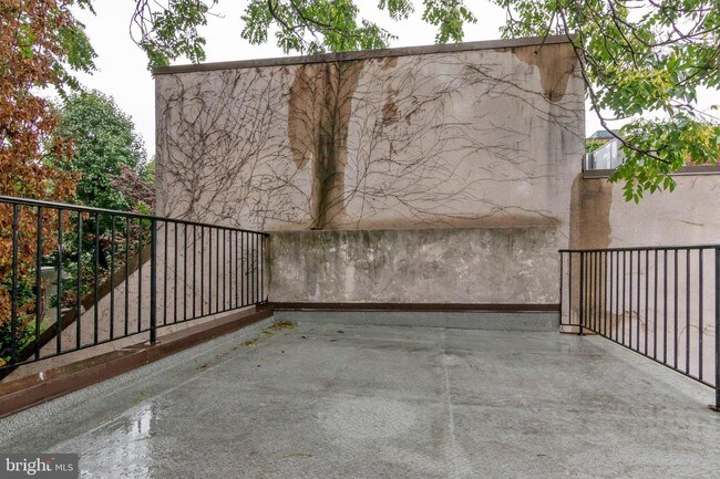 Building Photo - 1632 Shakespeare St