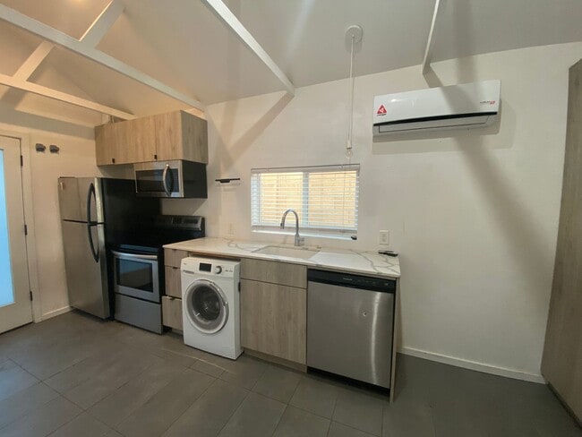 Building Photo - Modern Studio Apartment!