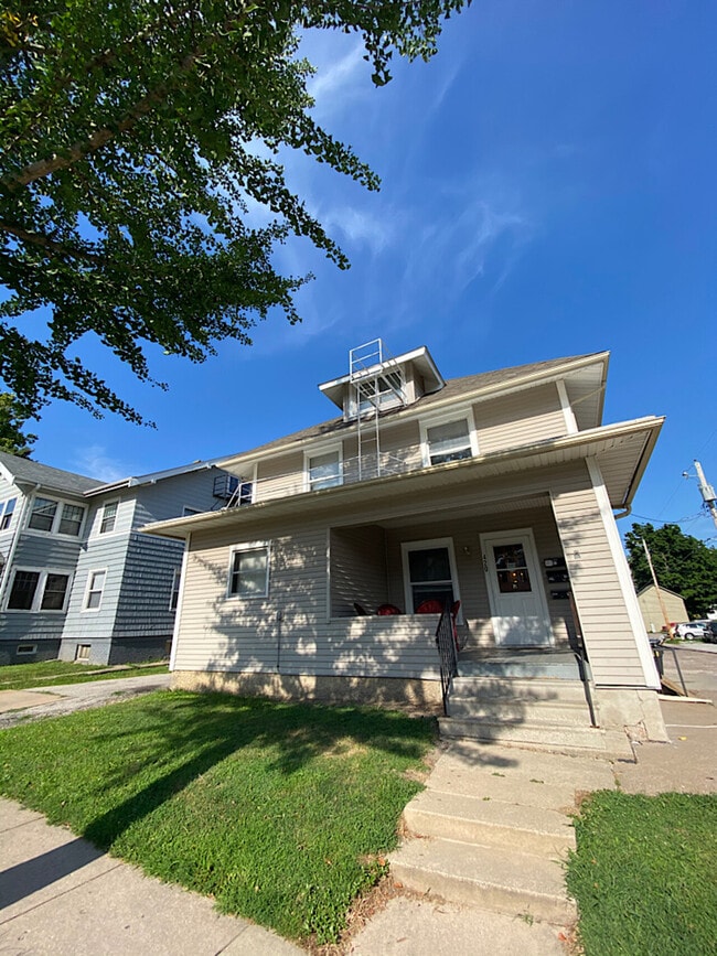 Building Photo - 420 N Dubuque St