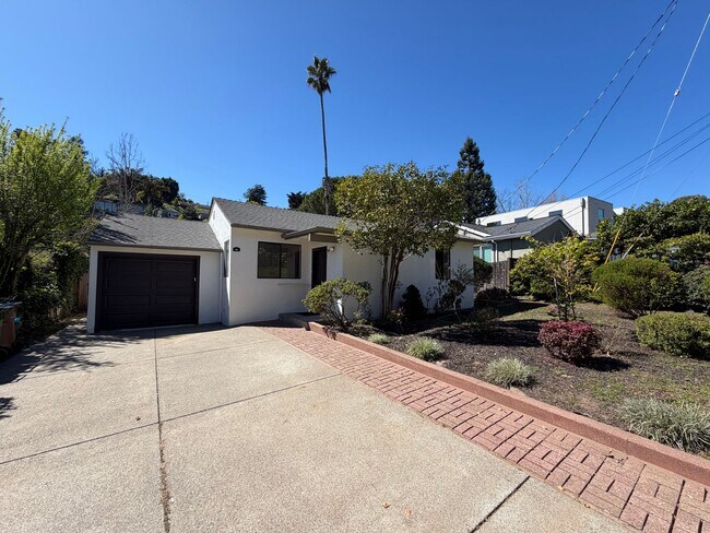 Foto del edificio - NIcely Updated Mill Valley 3x2 home with large yard, garage, HW floors, laundry
